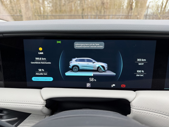 Während des Ladens zeigt das Kombiinstrument weder Ladeleistung noch die Dauer bis zum Ziel-SoC an. (Bild: Dirk Kunde)
